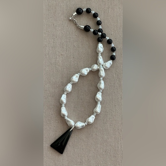 20-1/2 inch White Shell Pearl Baroque bead Necklace NWOT - Picture 7 of 10